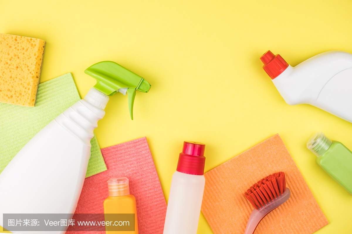 家用清潔產品是黃色的背景。